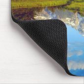 Grand Tetons, die im Fluss Snake reflektieren Mousepad (Ecke)