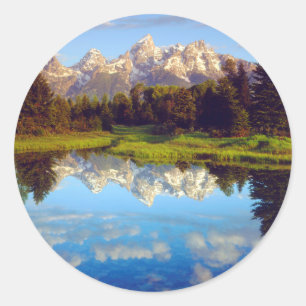 Grand Tetons, die im Snake River reflektieren Runder Aufkleber