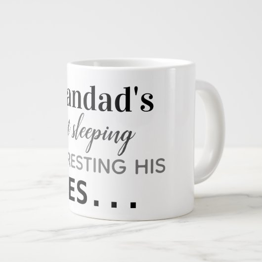 Grandad schläft nicht... Jumbo-Tasse (Vorderseite Rechts)