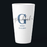 Granddad Elegant Script Monogram Blue Milchtasse<br><div class="desc">Letzte Tasse für einen neuen Großvater oder lange etablierte! die Sie mit dem Datum personalisieren können, an dem sie zum Großvater wurden. Dieses trendige minimalistische Design hat eine moderne Farbpalette von Blau, Schwarz und Weiß. Es hat ein Granddad Monogramm, mit dem ersten Buchstaben G und dem Namen Großdad, in modernen...</div>