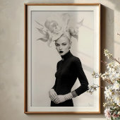 Grandeur in Bloom: Skulpturale monochrome Mode Poster