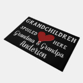 Grandkinder verspotteten hier vor der Tür Fußmatte (Schrägansicht)