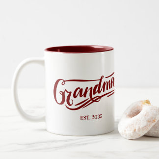 Grandma Est. Calligraphy Script Soon-To-Be Grandma Zweifarbige Tasse