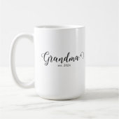 Grandma Est Modern Black Script Custom Date Kaffeetasse (Links)