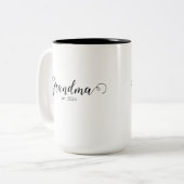 Grandma Est Modern Black Script Custom Date Zweifarbige Tasse (Vorderseite Links)