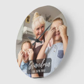 Grandma Est. White script photo Große Wanduhr (Winkel)