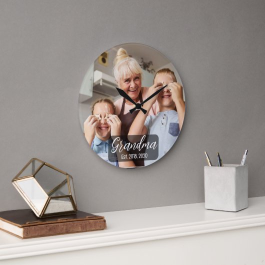 Grandma Est. White script photo Große Wanduhr (Büro)