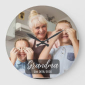 Grandma Est. White script photo Große Wanduhr (Vorderseite)