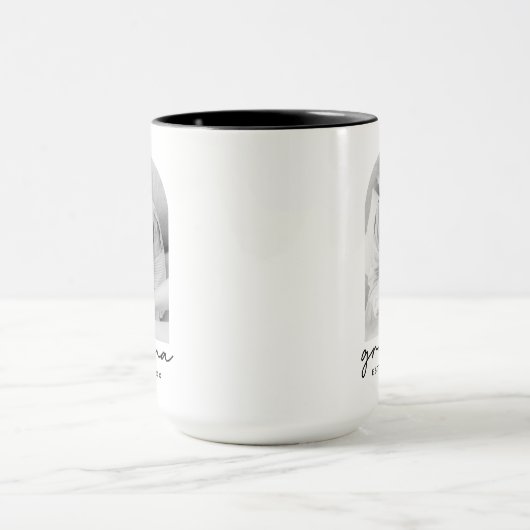 Grandma Established 20XX Modern Simple Photo Tasse (Zentrum)