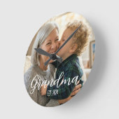 Grandma Established Minimalist White Script Text Runde Wanduhr (Winkel)