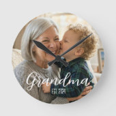 Grandma Established Minimalist White Script Text Runde Wanduhr (Vorderseite)