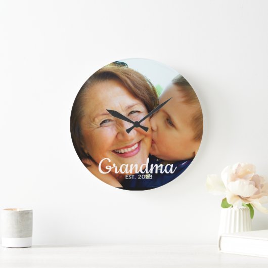 Grandma Established Modern Script Photo  Große Wanduhr (Zuhause)