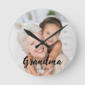 Grandma Established Modern Script Photo Runde Wanduhr (Vorderseite)