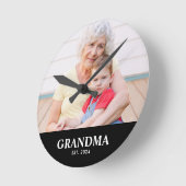 Grandma Established Modern White Photo Runde Wanduhr (Winkel)