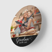 Grandma Established Script Gift Photo Runde Wanduhr (Winkel)