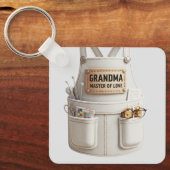 Grandma Master of Love Keychain –Cute Apron Design Schlüsselanhänger (Vorderseite)