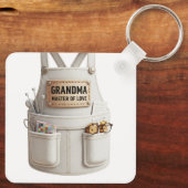 Grandma Master of Love Keychain –Cute Apron Design Schlüsselanhänger (Rückseite)