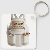 Grandma Master of Love Keychain –Cute Apron Design Schlüsselanhänger (Rückseite)