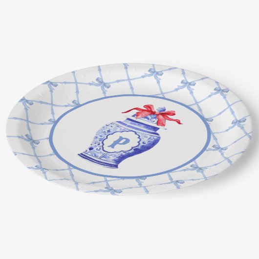 Grandmillennial Chinoiserie Ginger Jar Monogram Pappteller (Schrägansicht)