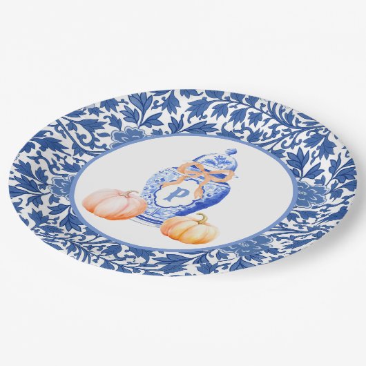 Grandmillennial Chinoiserie Ginger Jar Monogram Pappteller (Schrägansicht)