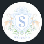 Grandmillennial Christmas Hirsch Wappen Monogram Runder Aufkleber<br><div class="desc">Dieser Weihnachtsaufkleber hat ein Rentier-Wappen mit einem blauen Monogramm-Initial. Sie können mit Ihrem ersten personalisieren.</div>