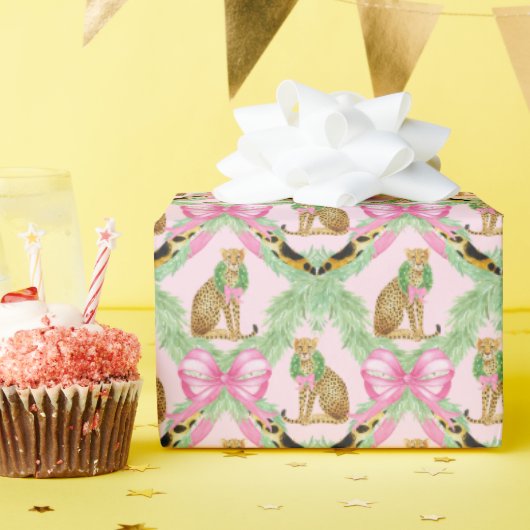 Grandmillennial Christmas Leopard Monogram Geschenkpapier (Geburtstagsparty)