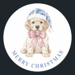 Grandmillennial Christmas Puppy Runder Aufkleber<br><div class="desc">Dieser Weihnachtsaufkleber hat einen Weihnachtswelpen mit einer Chinoiserie-Weihnachtsmannmütze. Sie können mit Ihrer Nachricht personalisieren.</div>