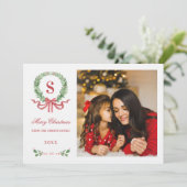 Grandmillennial Christmas Wreath Monogram Foto Einladung (Stehend Vorderseite)