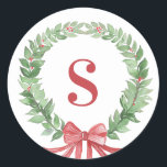 Grandmillennial Christmas Wreath Monogram Foto Runder Aufkleber<br><div class="desc">Dieser Weihnachtsaufkleber hat einen Kranz mit einem roten Monogramm-Initial. Sie können mit Ihrem ersten personalisieren.</div>