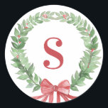 Grandmillennial Christmas Wreath Monogram Foto Runder Aufkleber<br><div class="desc">Dieser Weihnachtsaufkleber hat einen Kranz mit einem roten Monogramm-Initial. Sie können mit Ihrem ersten personalisieren.</div>