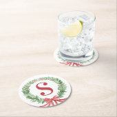 Grandmillennial Christmas Wreath Monogram Runder Pappuntersetzer (Vor Ort)