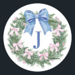 Grandmillennial Christmas Wreath Mpnogram Runder Aufkleber<br><div class="desc">Dieser Weihnachtsaufkleber hat einen Weihnachtskranz mit rosa und blauen Bögen. Sie können mit Ihrem Initial und einem Namen personalisieren.</div>