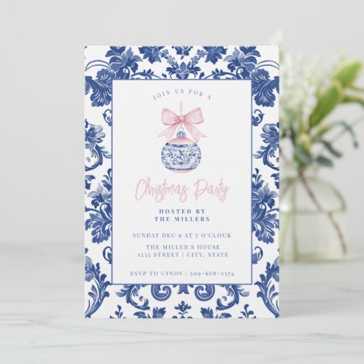 Grandmillennial Damask Weihnachtsschmuck mit Bow Einladung (Stehend Vorderseite)