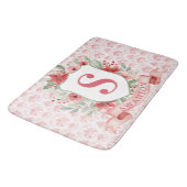 Grandmillennial Holiday Crest | Christmas Monogram Badematte (Schrägansicht)