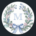Grandmillennial Holly Christmas Monogram Runder Aufkleber<br><div class="desc">Dieser Weihnachtsaufkleber hat ein präpariertes,  altmodisches Design mit einem holzigen Rahmen und einem blauen Monogramm-Wappen oben. Sie können mit einem Monogramm personalisieren.</div>