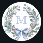 Grandmillennial Holly Christmas Monogram Runder Aufkleber<br><div class="desc">Dieser Weihnachtsaufkleber hat ein präpariertes,  altmodisches Design mit einem holzigen Rahmen und einem blauen Monogramm-Wappen oben. Sie können mit einem Monogramm personalisieren.</div>