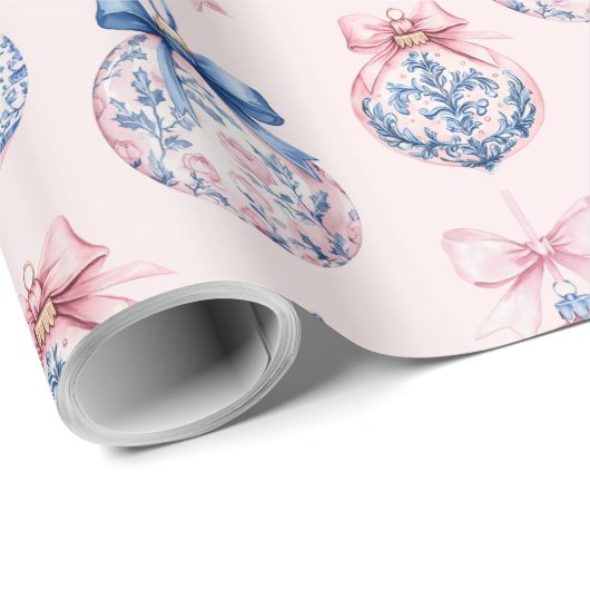 Grandmillennial Pink & Blue Coquette Bow Ornamente Geschenkpapier (Rolleneckpunkt)