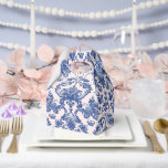 Grandmillennial Pink & Blue Damask Geschenkschachtel<br><div class="desc">Dieses Party-Gable-Box-Design hat ein prächtiges,  großtausendjähriges Design mit einem marineblauen Damast-Muster auf einem rot-rosa Hintergrund.</div>