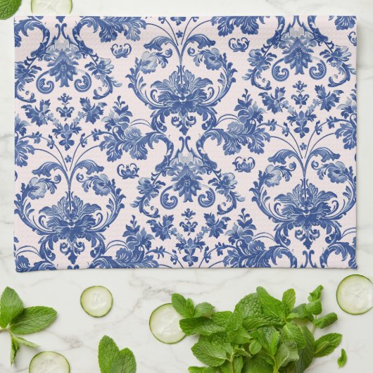Grandmillennial Pink & Blue Damask Geschirrtuch (Gefaltet)