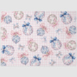 Grandmillennial | Weihnachtsschmuck Seidenpapier<br><div class="desc">Dieses Weihnachtspapier hat blaue und rosa Weihnachtsschmuck auf einem rosa Gingham Hintergrund.</div>