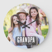 Grandpa Est. White script photo Große Wanduhr (Vorderseite)