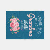 Grandparent Promoted To Grandma Again Est. 2026, N Fleecedecke (Vorderseite (Horizontal))