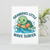 Grandpas kleiner Wellenreiter Niedliche Schildkröt Einladung (Stehend Vorderseite)