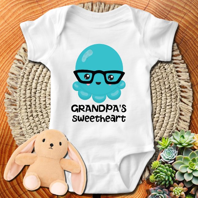 Grandpas Sweetheart Blue Kawaii Octopus Baby Strampler (Von Creator hochgeladen)
