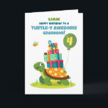 Grandson 4. Geburtstag Personalisieren Niedliche S Karte<br><div class="desc">Mit dieser personalisierten Schildkrötenkarte,  die seinen Namen trägt,  macht er seinen 4. Geburtstag ganz besonders. Eine lächelnde Schildkröte mit Geschenken und kleinen Tierfreunden schafft eine fröhliche und unvergessliche Geburtstagsüberraschung für Ihren Enkel.</div>
