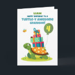 Grandson 4. Geburtstag Personalisieren Niedliche S Karte<br><div class="desc">Mit dieser personalisierten Schildkrötenkarte,  die seinen Namen trägt,  macht er seinen 4. Geburtstag ganz besonders. Eine lächelnde Schildkröte mit Geschenken und kleinen Tierfreunden schafft eine fröhliche und unvergessliche Geburtstagsüberraschung für Ihren Enkel.</div>