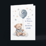 Grandson 6 Monate Geburtstag Personalize Teddy Bär Karte<br><div class="desc">Feiern Sie den 6-monatigen Meilenstein Ihres Enkels mit einer personalisierten Touch! Dieses charmante Design zeichnet sich durch einen süßen Aquarellbär in einem weichen blauen Pullover aus, der einen Ballon mit "6 MONTHS" hält, der sanft über dem Wasser schwebt. Hellbraune und blaue Sterne umrahmen die Szene und sorgen für ein traumhaftes,...</div>