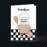Grandson Birthday Whimsical Gnome Baker Backen Karte<br><div class="desc">Diese Karte ist eine schöne und anpassbare Schöpfung, sorgfältig entworfen, um den Geburtstag Ihres Enkels mit Charme und Laune zu feiern. Diese Karte eignet sich für Personen jeden Alters, einschließlich Erwachsene, Jugendliche und ältere Empfänger. Die Zwergfigur trägt einen Bäckerhut und eine Schürze, die einen zauberhaften und spielerischen Geist verkörpert. Der...</div>