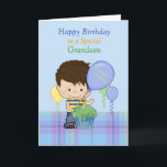Grandson Special Happy Birthday Boy mit Cupcake Karte<br><div class="desc">Eine süße Karte für einen Special Grandson, mit blauem Hintergrund mit kariertem Unterblau und einem süßen kleinen Jungen mit blauem und gelbem Shirt und Jeans. Vor dem kleinen Jungen gibt es einen grünen Kuchen und herumschwebende Ballons. Junge und cupcake originelles Design von Cheryl Seslar bei Digital Craft Supplies, Balloons Original...</div>