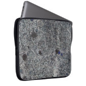 Granit-Felsen-Grau mit blauen Details Laptopschutzhülle (Vorne Rechts)